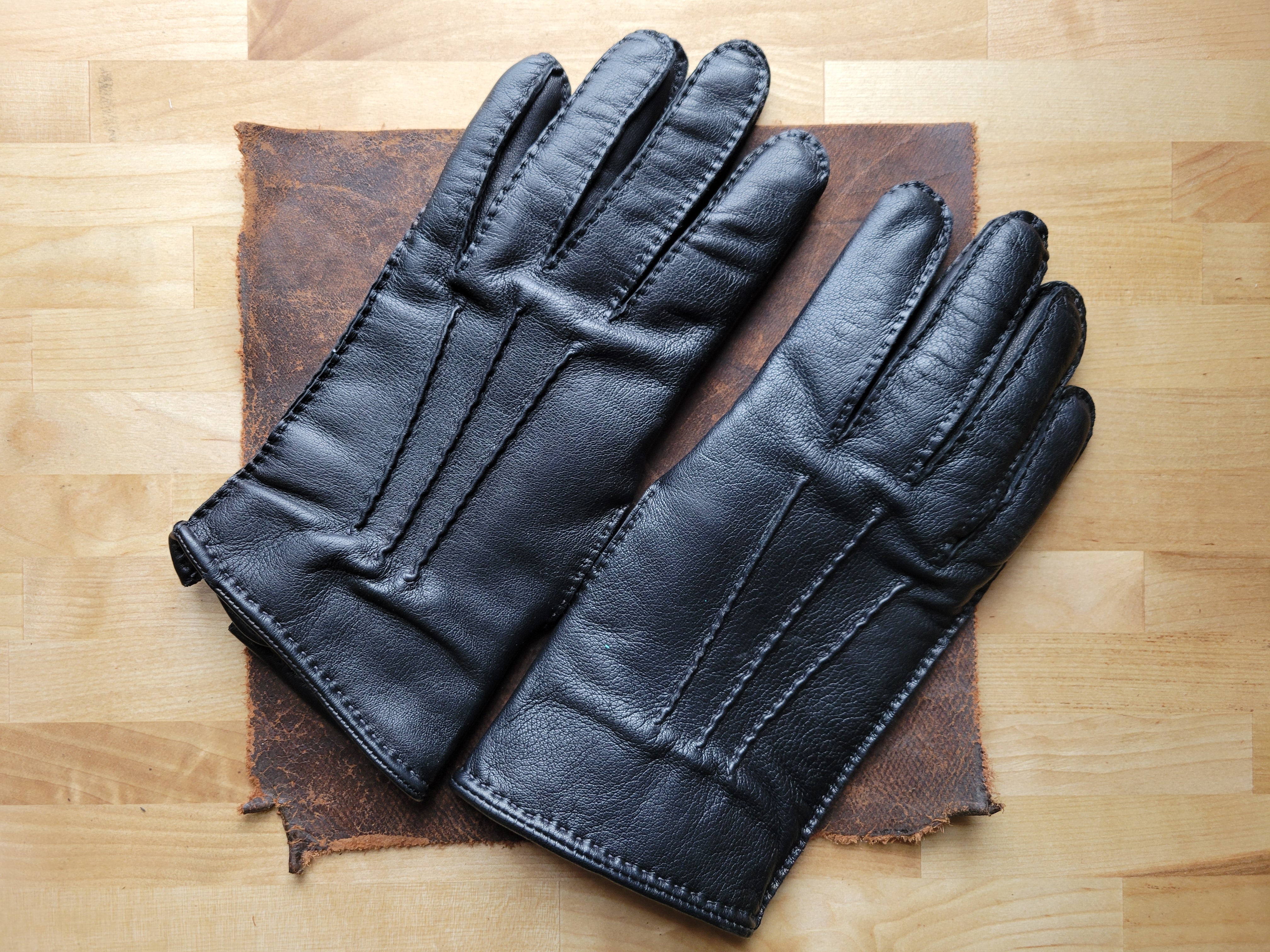 Hand-Stitched Gloves - Black Sheepskin