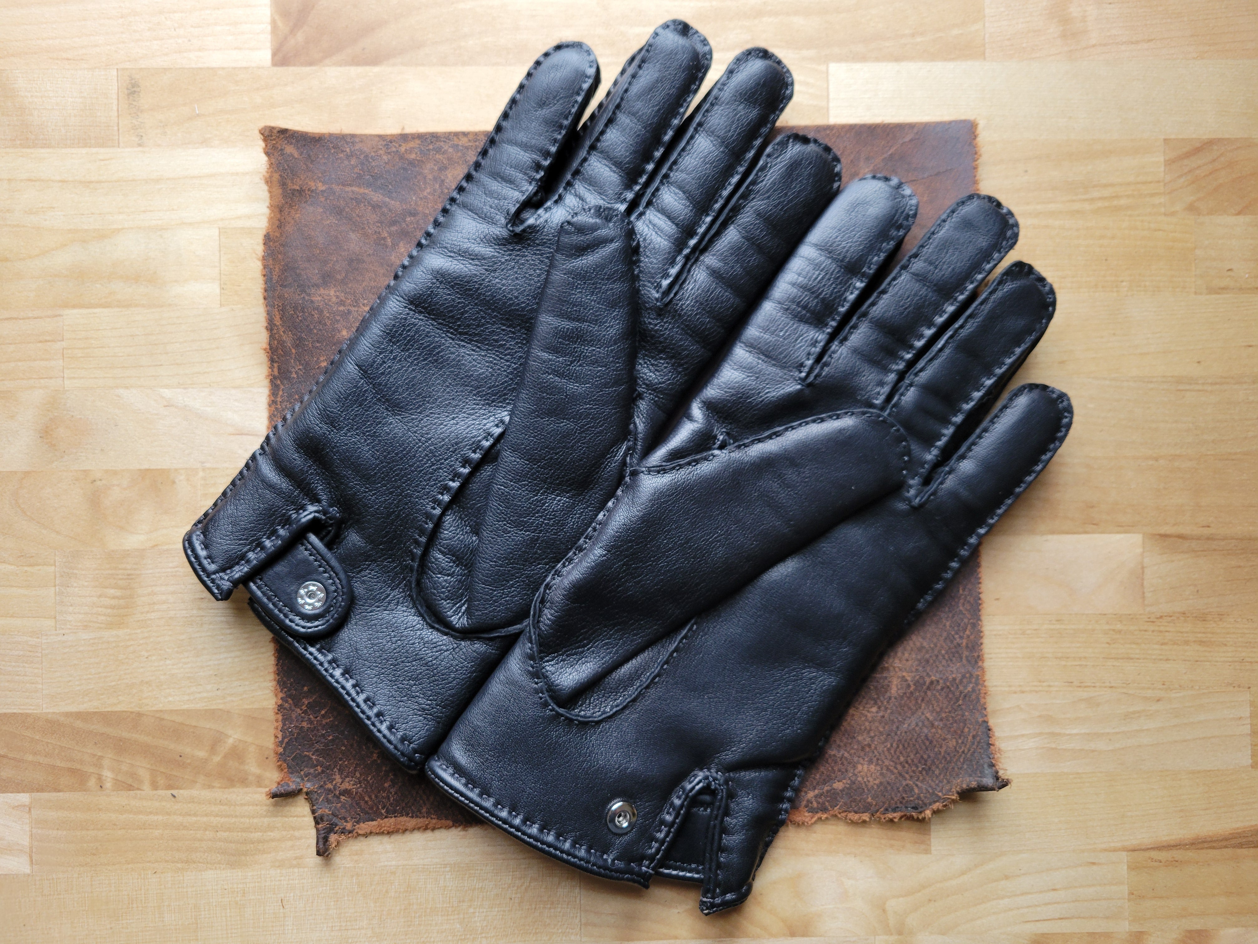 Hand-Stitched Gloves - Black Sheepskin